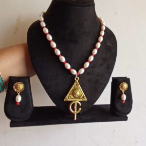 white pearls and golden pandnet necklace set
