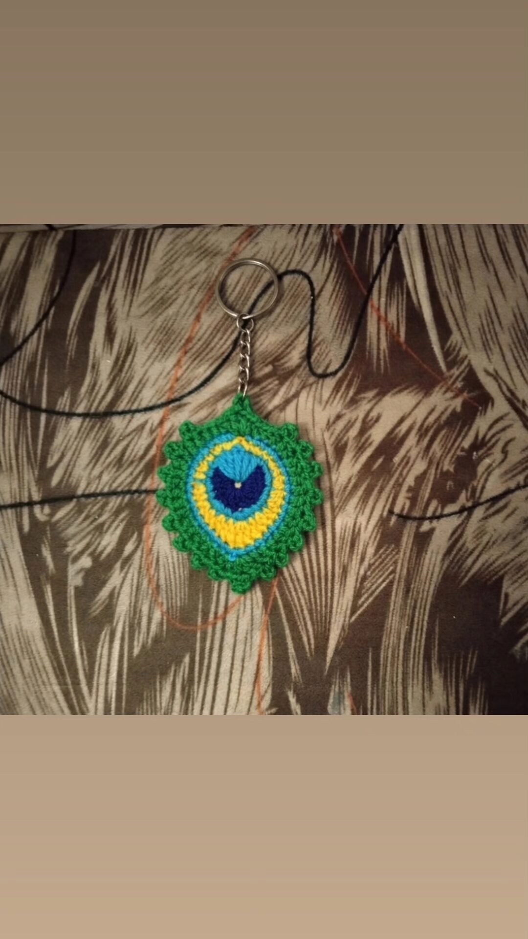 Crochet peacock feather keychain - Image 2